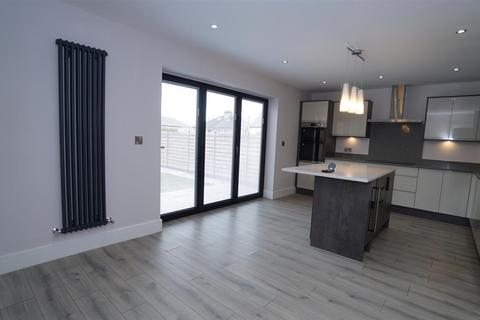 5 bedroom detached house to rent, Westfield Lane, Moorview Villas, Wrose